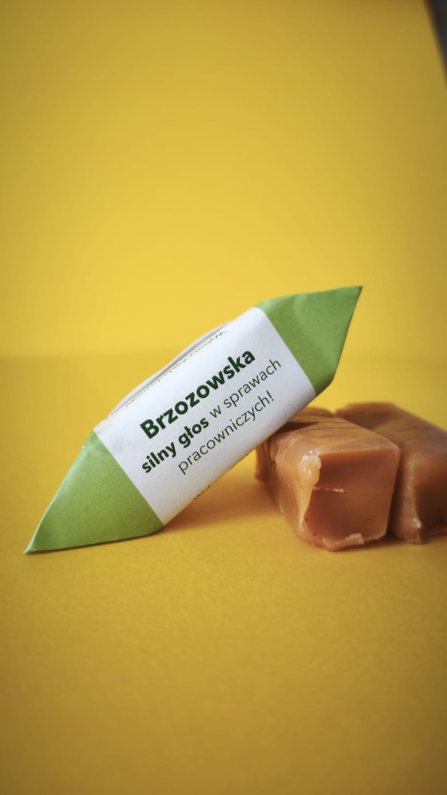 Krówka w biało-zielonym papierku z napisem Brzozowska